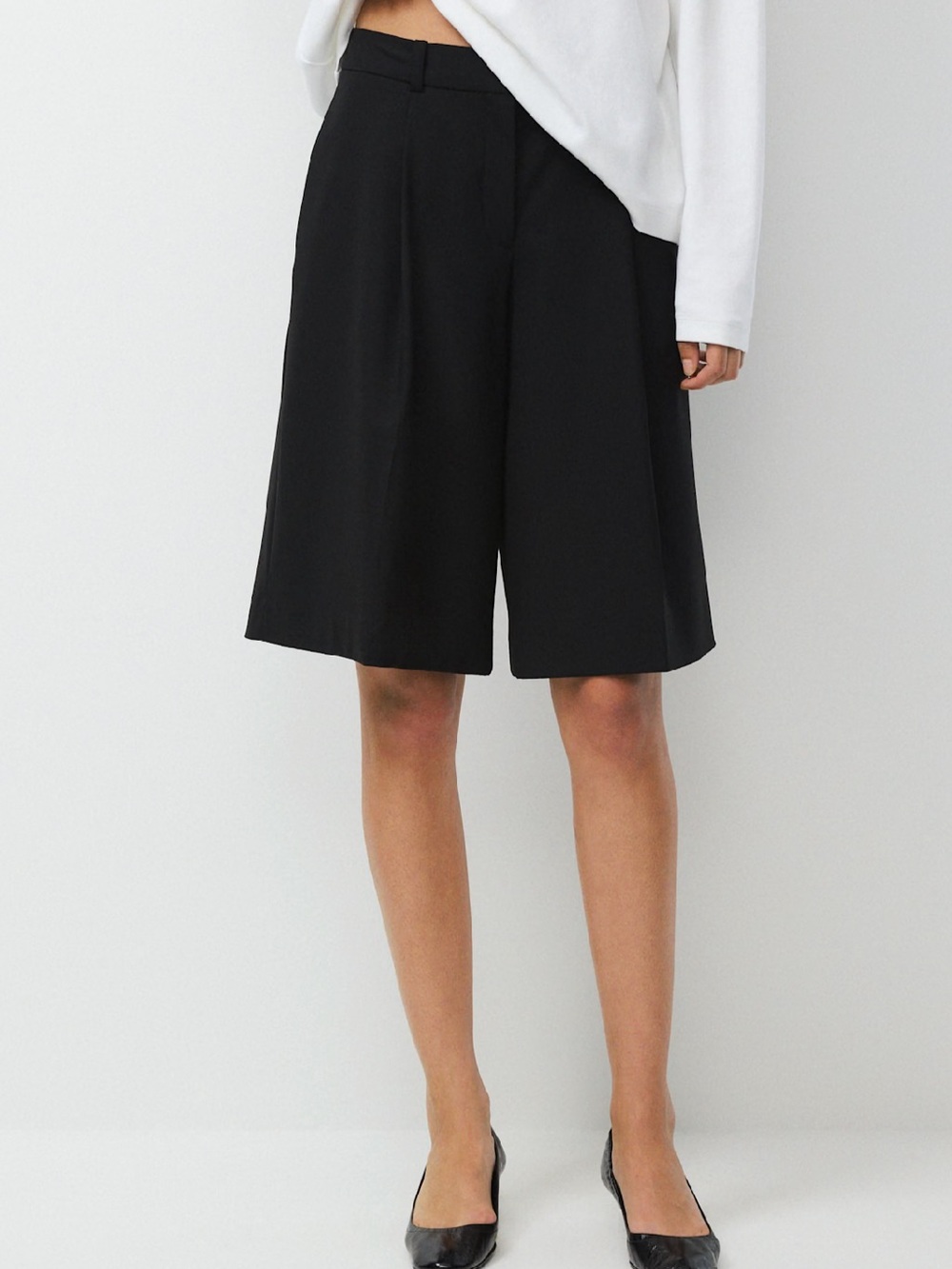 Aritzia touch point short ever essential light